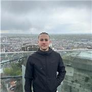 Soy un chico de 18 años que edita videos diariamente para sus redes sociales, llevo haciendo esto desde los 14.